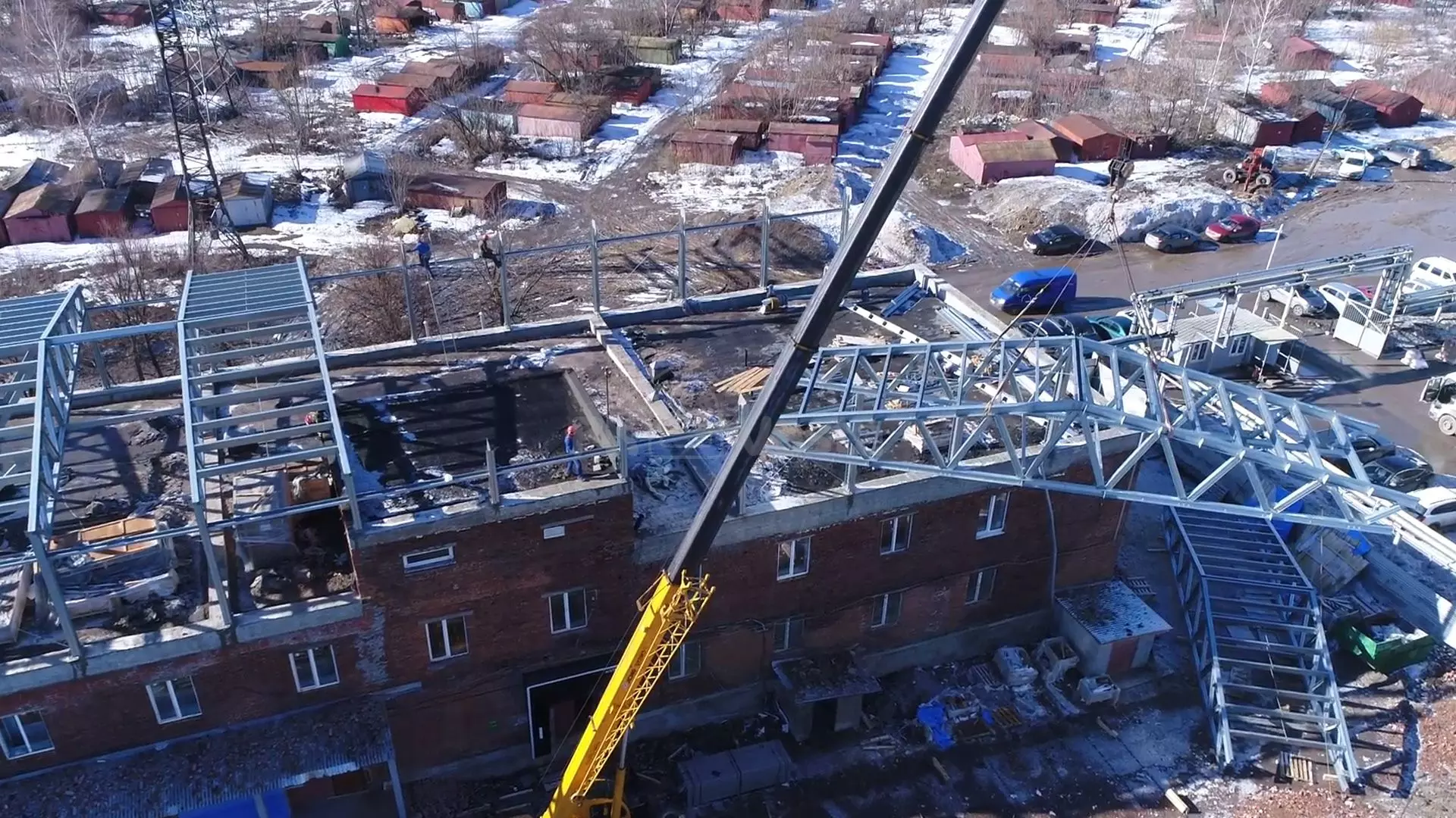 PK VESTA announces the beginning of the assembly of pre-fabricated superstructure (roof extension) 15 x 70 x 3.3 made out of LSGF for the third floor of the old brick building under the technical area and offices in Tula, Russia