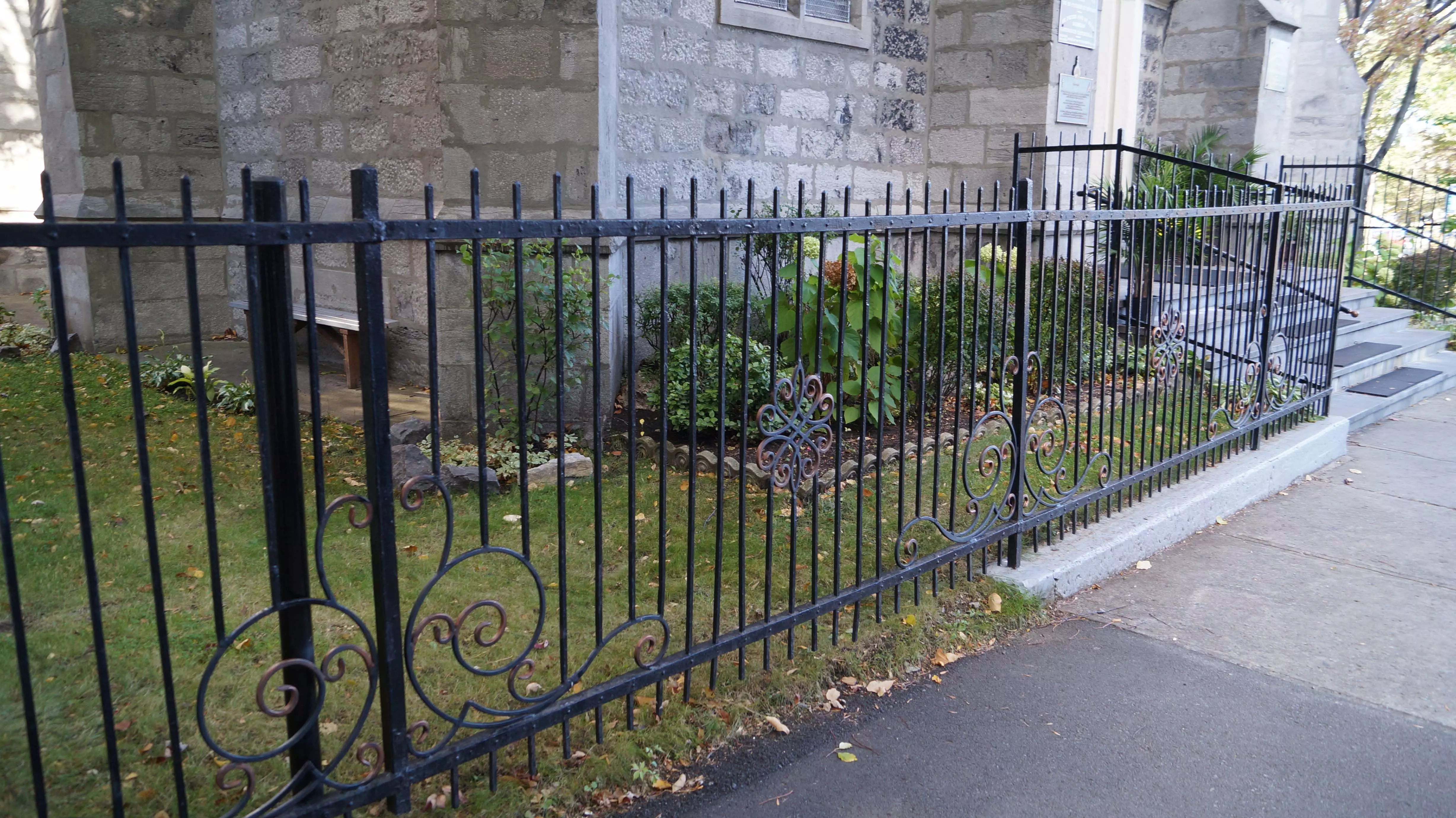 168. Prefabricated fence 10x1.5 made of light metal structures in Montreal, Canada