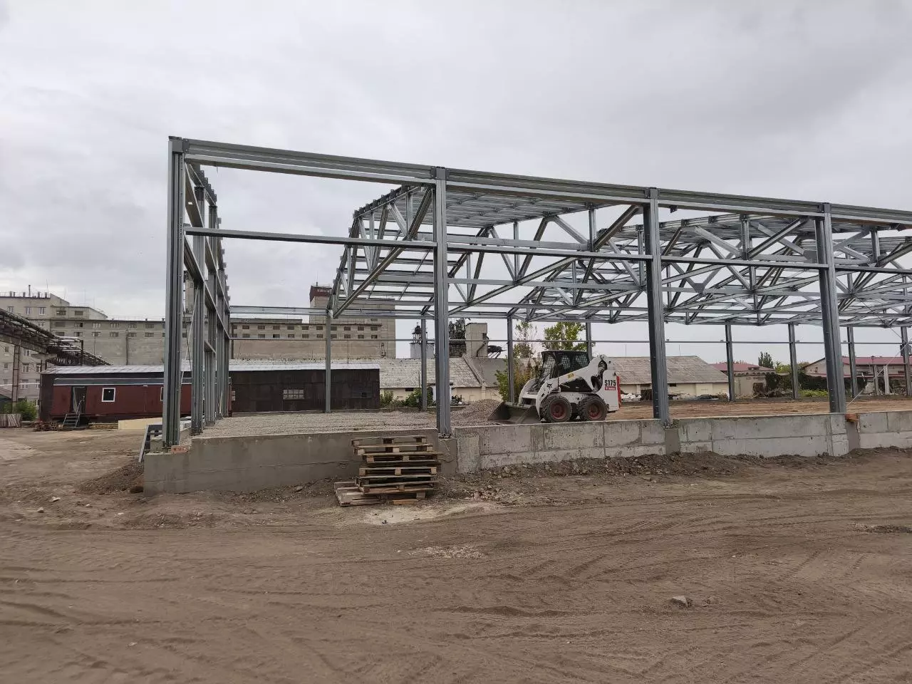 PK Vesta announces an order for a pre-engineered warehouse 20W x 74L x 4.3H made out of LSGF for storing food products in Lugansk, Russia